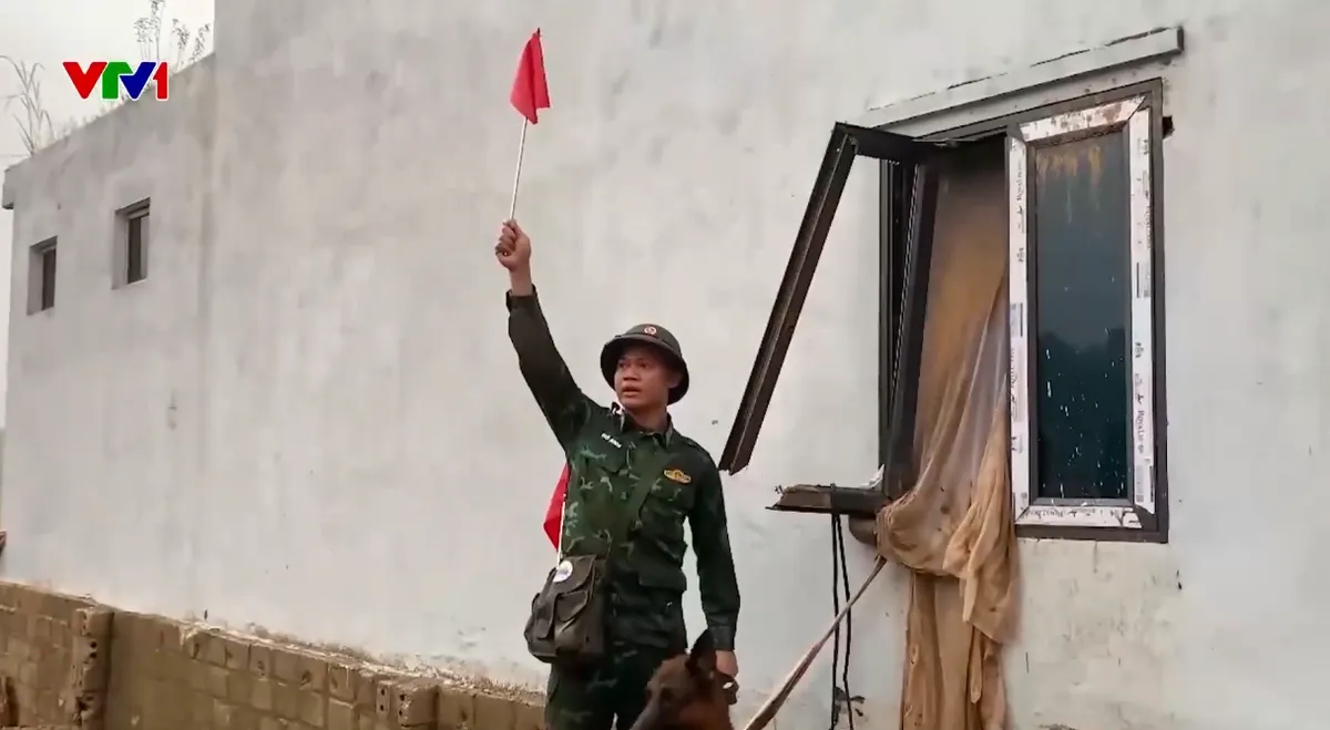Công an, quân đội, dân quân hỗ trợ nhân dân vùng lũ khắc phục hậu quả thiên tai - Ảnh 3.