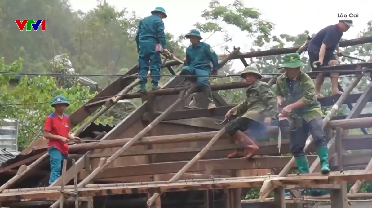 Công an, quân đội, dân quân hỗ trợ nhân dân vùng lũ khắc phục hậu quả thiên tai - Ảnh 1.