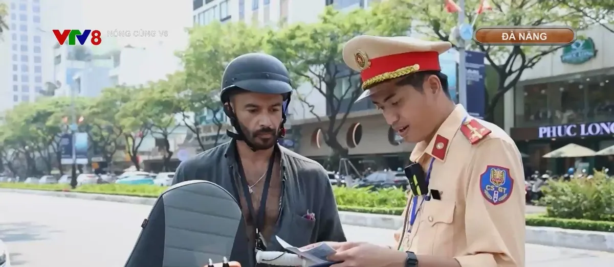 Đà Nẵng: Nâng cao ý thức người nước ngoài tham gia giao thông- Ảnh 13. Đà Nẵng: Nâng cao ý thức người nước ngoài tham gia giao thông- Ảnh 13.