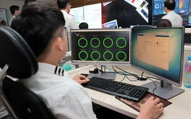 Hoạt động nghiệp vụ của công chức ngành Thuế tại Trung tâm Giám sát CNTT. Ảnh: Phạm Hậu/TTXVN