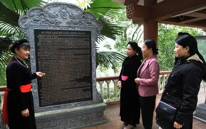 Du khách tham quan chùa Sùng Khánh, xã Đạo Đức, huyện Vị Xuyên (Hà Giang). Ảnh: Minh Tâm-TTXVN