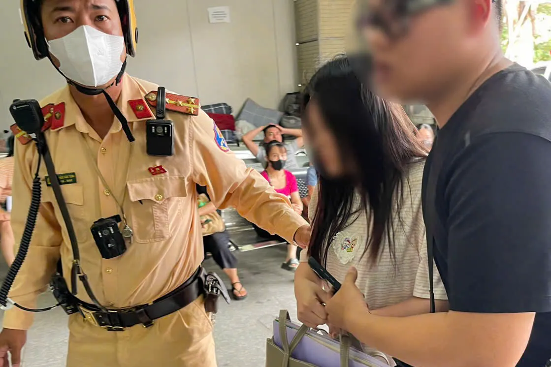 Hà Nội: CSGT dùng xe chuyên dụng dẫn đường đưa sản phụ đi sinh kịp thời - Ảnh 1.