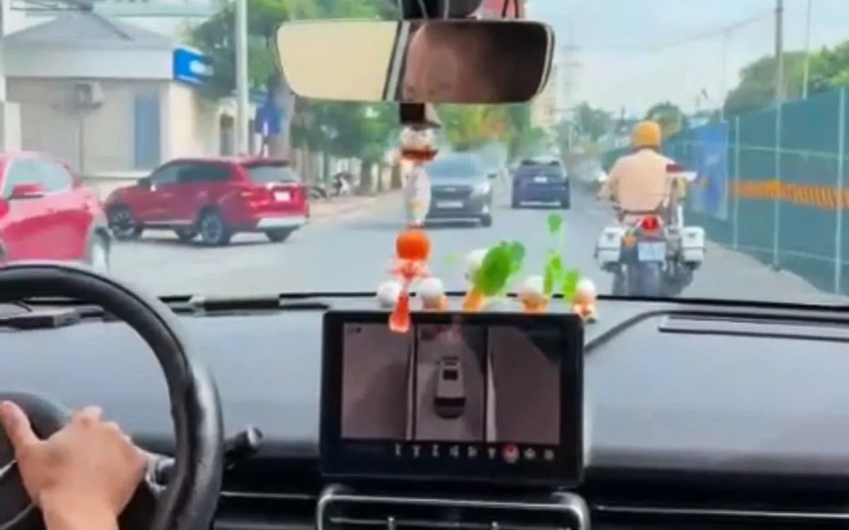 Tổ công tác sử dụng xe chuyên dụng mở đường cho xe chở sản phụ.