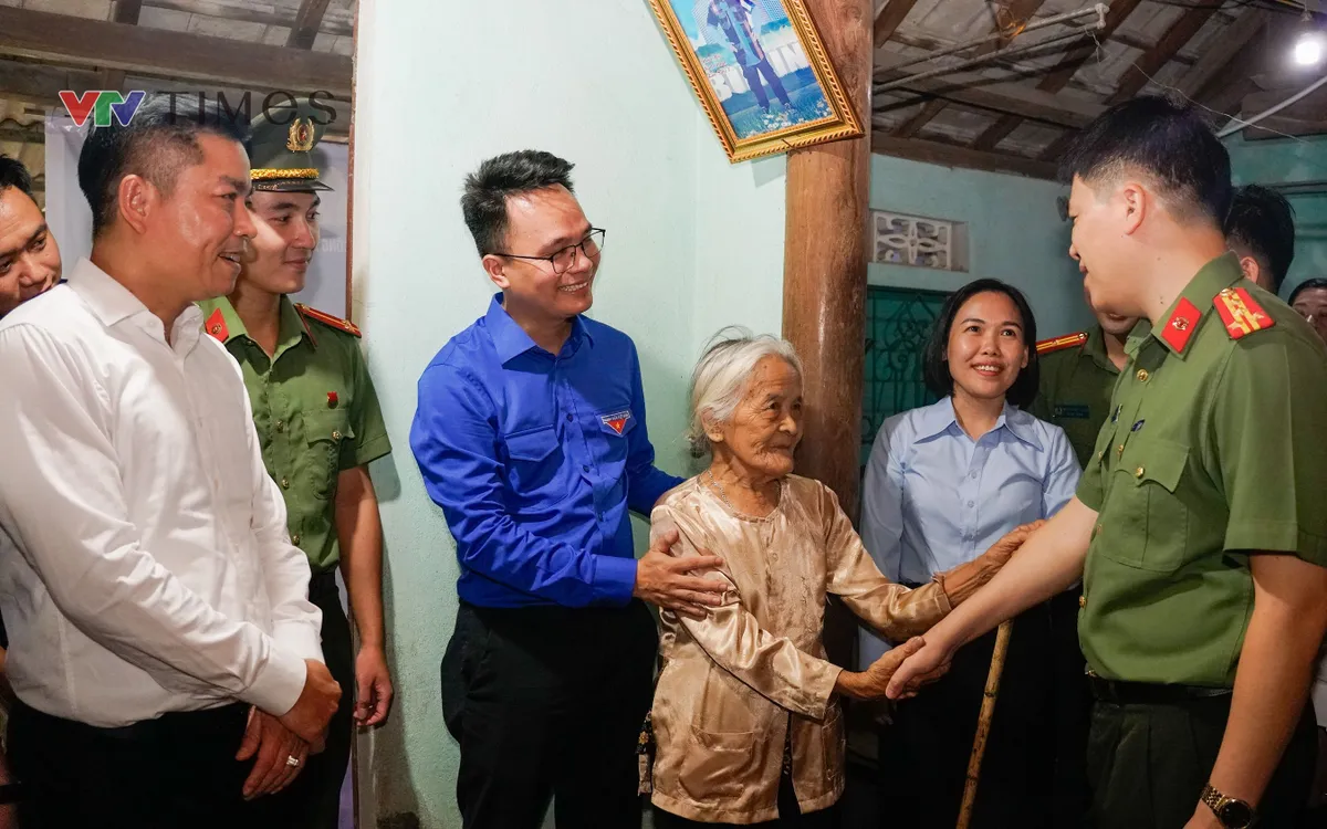 Ban tổ chức chương trình "Hành trình tri ân" đến thăm gia đình bà Nguyễn Thị Thìn (Thôn Sơn Bình, xã Tứ Mỹ, tỉnh Hà Tĩnh).