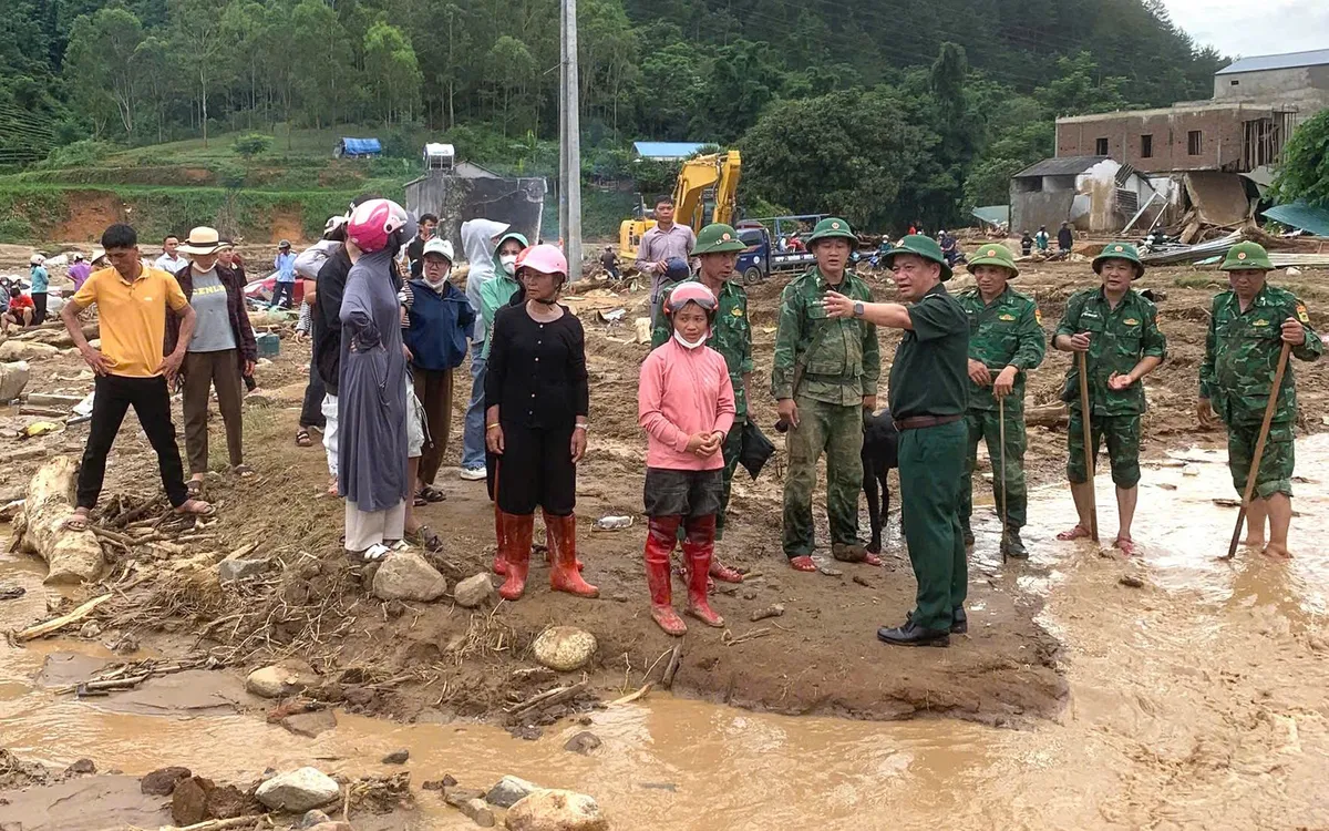 Đại tá Trương Minh Đức, Chỉ huy trưởng Ban Chỉ huy Bộ đội Biên phòng tỉnh Lai Châu trực tiếp có mặt tại hiện trường, thăm hỏi, động viên cán bộ, chiến sĩ đang làm nhiệm vụ tìm kiếm cứu nạn các nạn nhân lũ quét tại xã Mường Than. Ảnh: Đức Duẩn