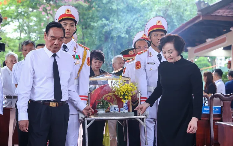 Phó Thủ tướng Phạm Thị Thanh Trà cùng các đại biểu thực hiện nghi thức quy tập, di chuyển hài cốt liệt sĩ vào nhà quàn trong Lễ triển khai tìm kiếm, quy tập hài cốt liệt sĩ tại Công viên Lê Thị Riêng ngày 6/7/2026. Ảnh: VGP