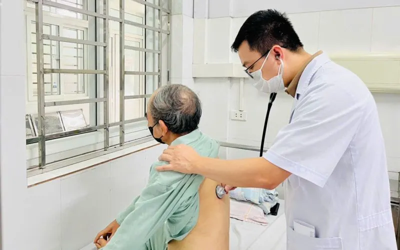 Người có bệnh lý nền có nguy cơ cao mắc cúm mùa và Covid-19. Ảnh: Bệnh viện Bãi Cháy