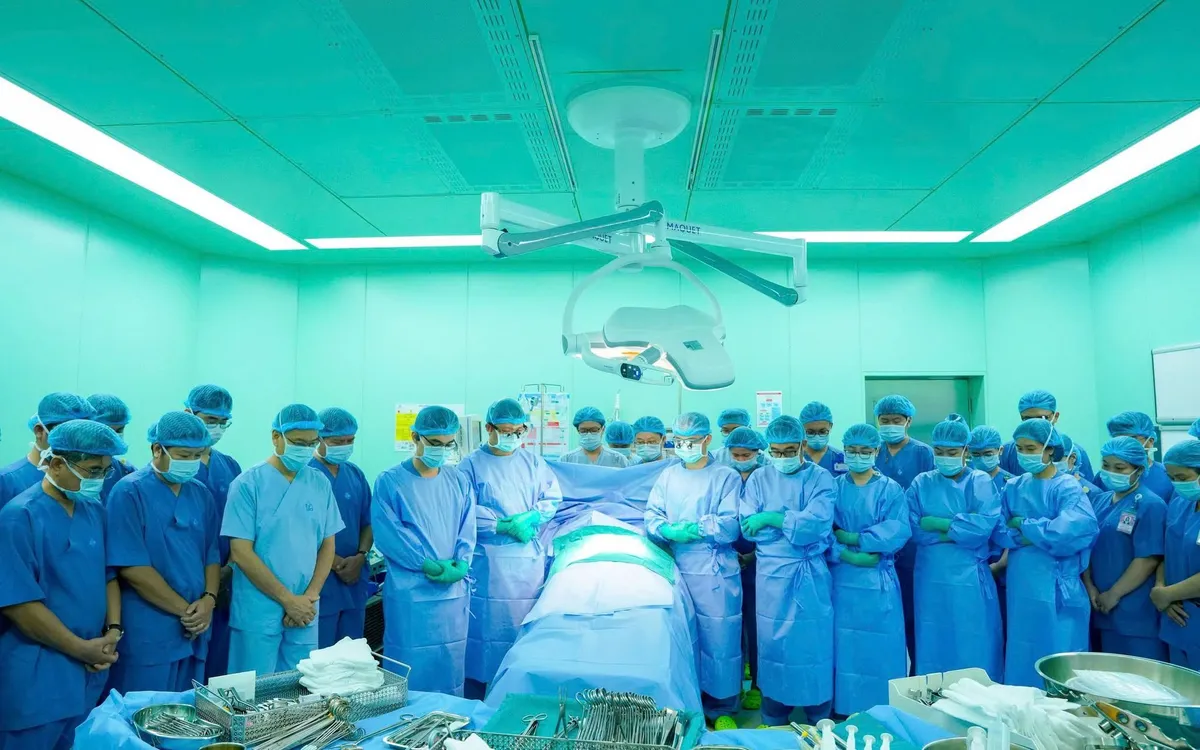 Các y bác sĩ dành phút mặc niệm, cúi đầu tri ân và bày tỏ lòng biết ơn sâu sắc đối với nghĩa cử cao đẹp của người hiến. Ảnh: Bệnh viện Đại học Y Dược TP Hồ Chí Minh 