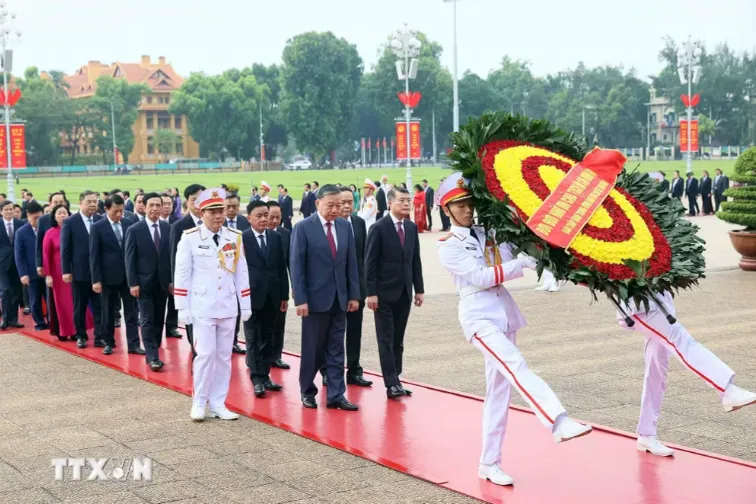 Ban Chấp hành Trung ương Đảng vào Lăng viếng Chủ tịch Hồ Chí Minh - Ảnh 1.