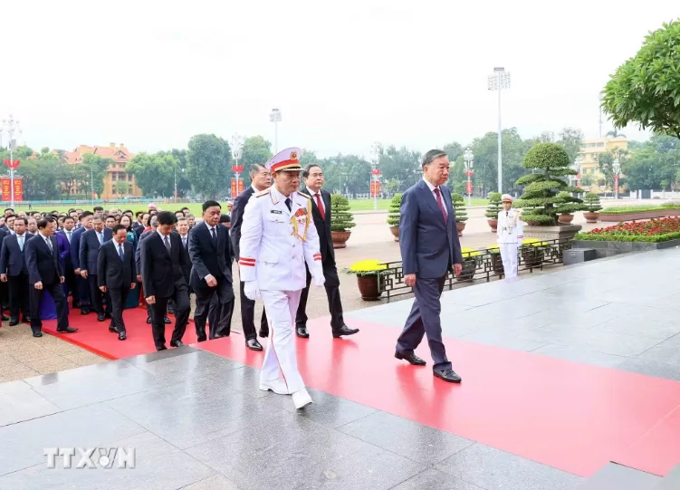 Ban Chấp hành Trung ương Đảng vào Lăng viếng Chủ tịch Hồ Chí Minh - Ảnh 3.