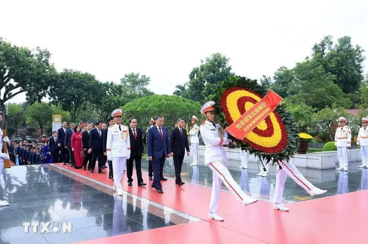 Ban Chấp hành Trung ương Đảng vào Lăng viếng Chủ tịch Hồ Chí Minh - Ảnh 4.
