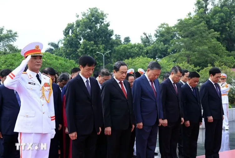 Ban Chấp hành Trung ương Đảng vào Lăng viếng Chủ tịch Hồ Chí Minh - Ảnh 5.