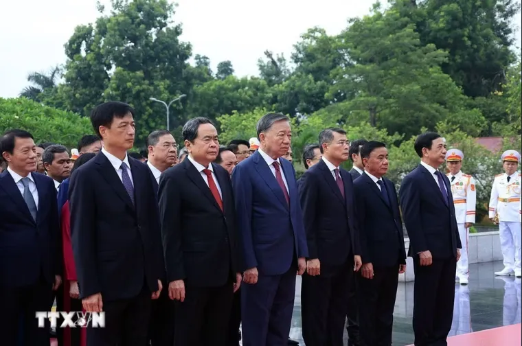 Ban Chấp hành Trung ương Đảng vào Lăng viếng Chủ tịch Hồ Chí Minh - Ảnh 6.