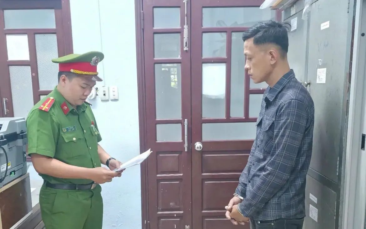 Lê Tấn Hùng tại cơ quan công an- Ảnh: VOV