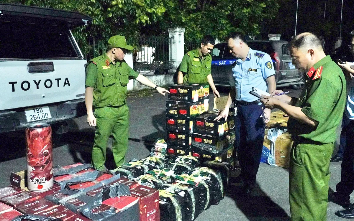 Lực lượng chức năng kiểm tra phương tiện và nguồn gốc hàng hoá. (ảnh: Công an Tuyên Quang)