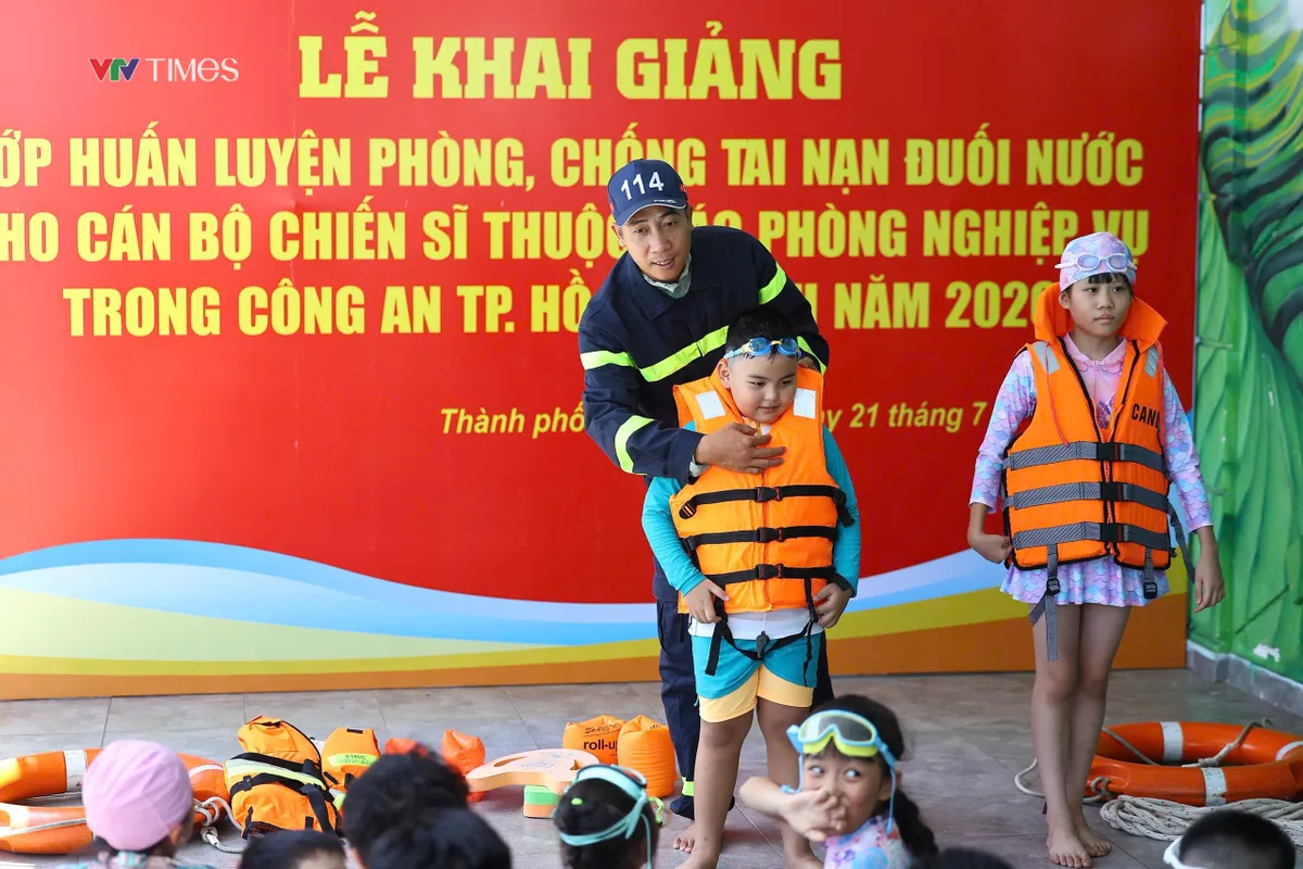 Công an TP Hồ Chí Minh: Chủ động huấn luyện kỹ năng phòng, chống đuối nước năm 2026 - Ảnh 1.