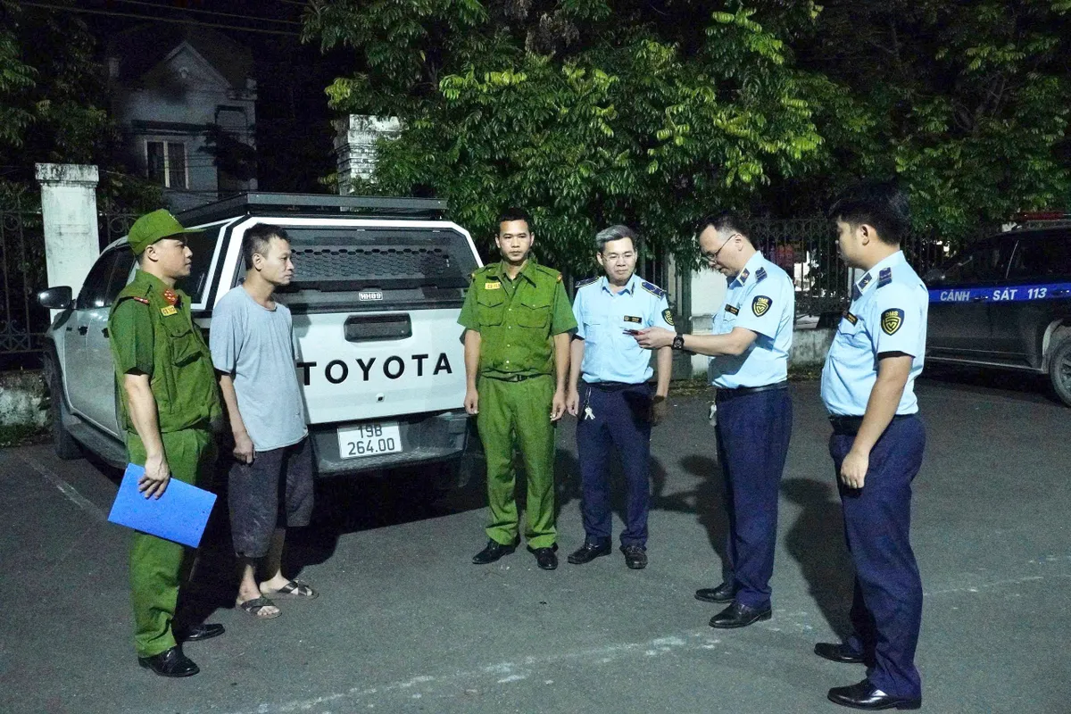 Tuyên Quang: Phát hiện xe khách vận chuyển hơn 1,5 tấn thực phẩm không rõ nguồn gốc - Ảnh 2.