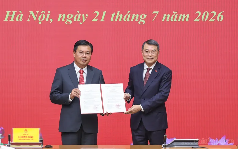 Thủ tướng trao quyết định về công tác cán bộ đối với Bộ Nội vụ và Bộ Dân tộc và Tôn giáo - Ảnh 1.