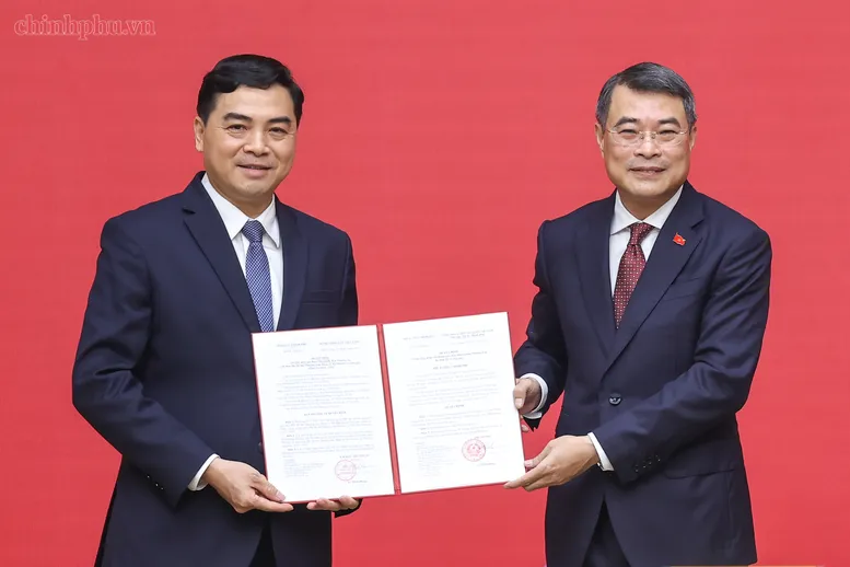 Thủ tướng trao quyết định về công tác cán bộ đối với Bộ Nội vụ và Bộ Dân tộc và Tôn giáo - Ảnh 2.