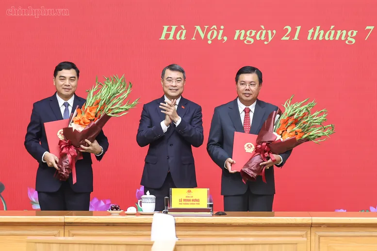 Thủ tướng trao quyết định về công tác cán bộ đối với Bộ Nội vụ và Bộ Dân tộc và Tôn giáo - Ảnh 3.
