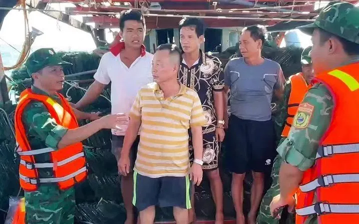 Bộ đội biên phòng Cà Mau kịp thời cứu nạn 4 thuyền viên bị lật sà lan khu vực cửa biển Gành Hào. (Ảnh: TTXVN phát)