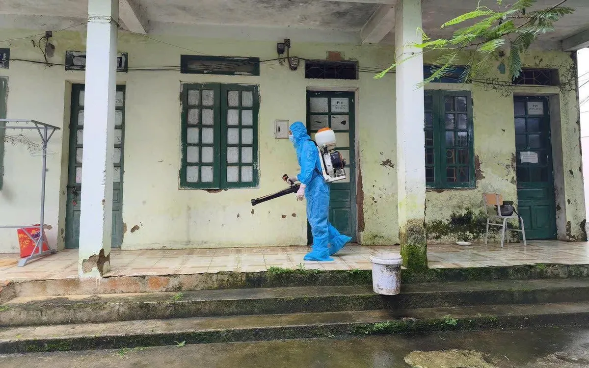 Phun khử khuẩn môi trường. Ảnh: CDC Lai Châu