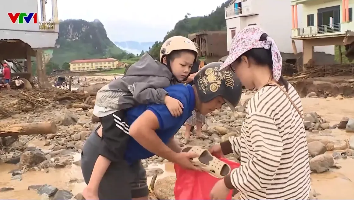 Huy động hàng trăm người hỗ trợ khắc phục hậu quả mưa lũ, dùng flycam tìm kiếm người mất tích ở Lai Châu - Ảnh 1.