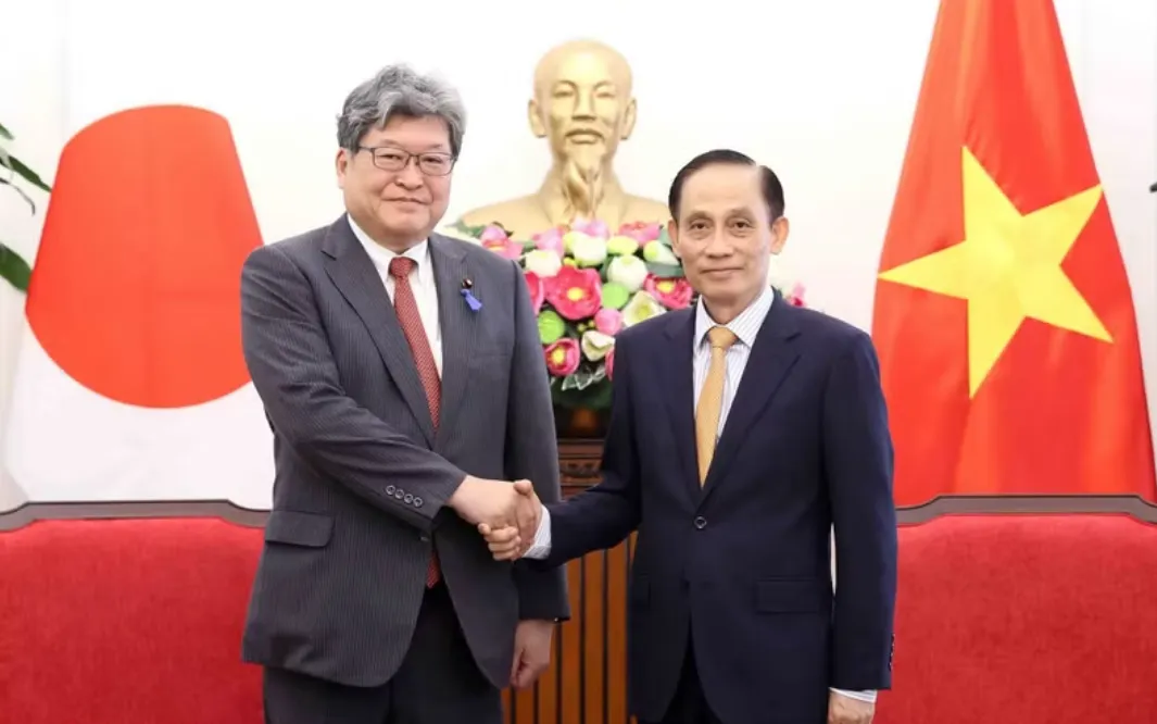 Bộ trưởng Ngoại giao Lê Hoài Trung tiếp Quyền Tổng Thư ký Đảng Dân chủ Tự do Nhật Bản Hagiuda Koichi. (Ảnh: TTXVN)