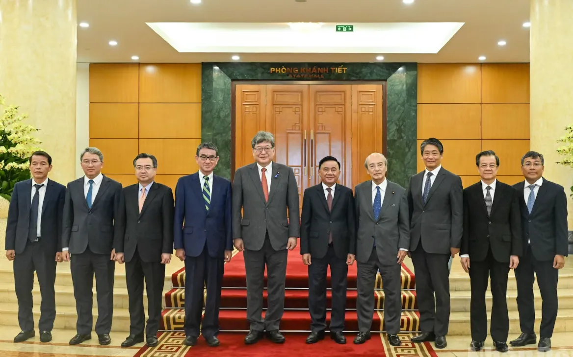 Thường trực Ban Bí thư Trần Cẩm Tú, Quyền Tổng Thư ký Đảng Dân chủ Tự do Nhật Bản (LDP) Hagiuda Koichi với đại biểu hai nước. Ảnh: Nhân Dân