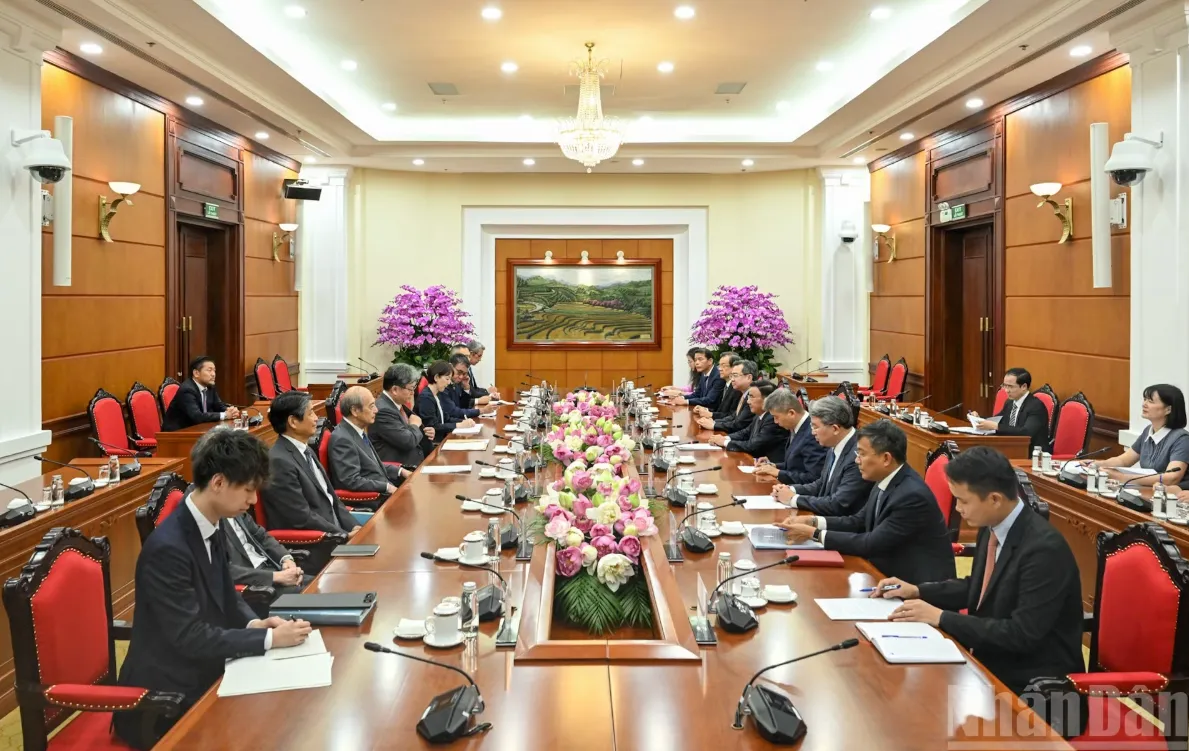 Thường trực Ban Bí thư Trần Cẩm Tú hội đàm với Quyền Tổng Thư ký Đảng Dân chủ Tự do Nhật Bản - Ảnh 1.