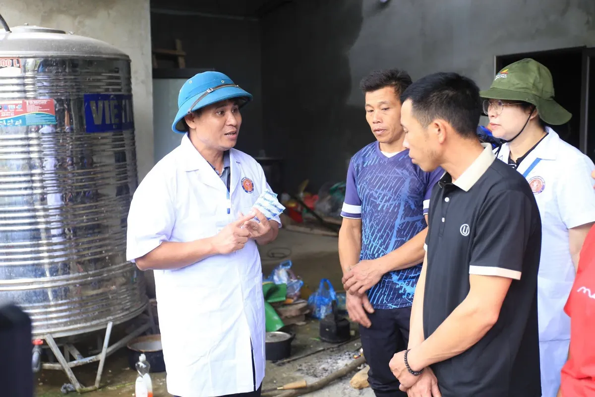 Lai Châu: Khử khuẩn môi trường, xử lý nguồn nước sau mưa lũ ở Mường Than- Ảnh 1.