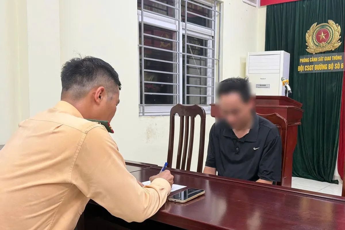 Hà Nội: Xác minh, bàn giao tài xế không chấp hành hiệu lệnh của CSGT trên đường Nguyễn Hoàng - Ảnh 1.
