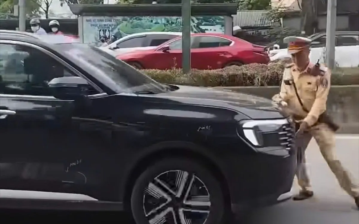 Hành vi không chấp hành hiệu lệnh và đẩy cán bộ CSGT của tài xế bị người dân ghi hình lại.
