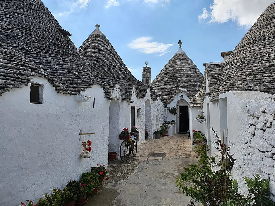 Alberobello v&agrave; c&acirc;u chuyện của những m&aacute;i nh&agrave; - Ảnh 1.