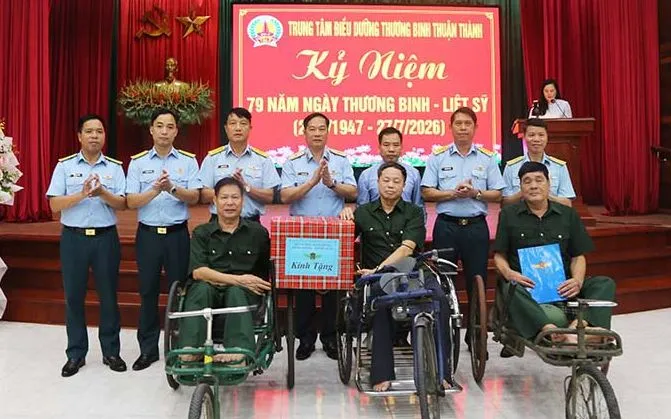 Thiếu tướng Nguyễn Huy Tuấn - Phó Chính ủy Quân chủng PK-KQ tặng quà đại diện thương binh và Trung tâm Điều dưỡng thương binh Thuận Thành. (Ảnh: Quân chủng PK-KQ)