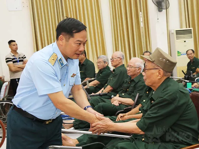 Qu&acirc;n chủng Ph&ograve;ng kh&ocirc;ng - Kh&ocirc;ng qu&acirc;n thăm, tặng qu&agrave; c&aacute;c trung t&acirc;m điều dưỡng thương binh - Ảnh 1.