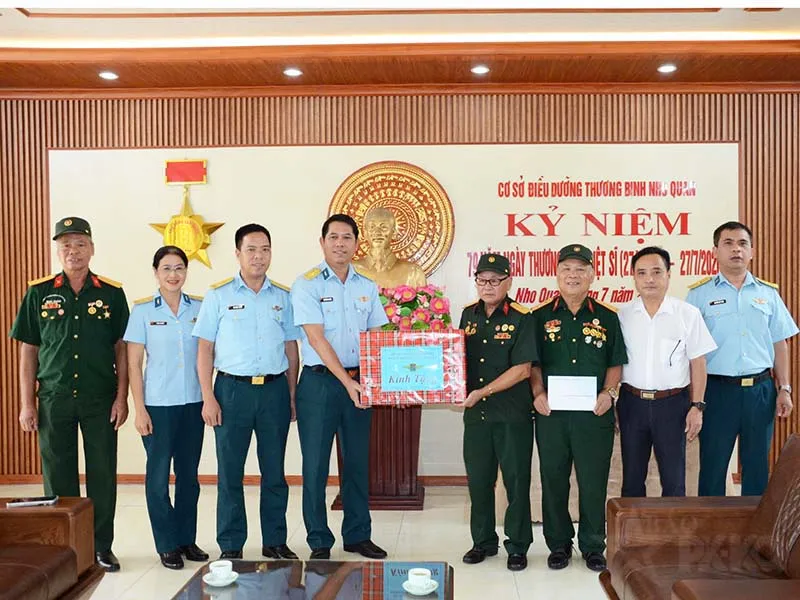 Qu&acirc;n chủng Ph&ograve;ng kh&ocirc;ng - Kh&ocirc;ng qu&acirc;n thăm, tặng qu&agrave; c&aacute;c trung t&acirc;m điều dưỡng thương binh - Ảnh 3.