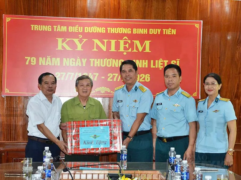 Qu&acirc;n chủng Ph&ograve;ng kh&ocirc;ng - Kh&ocirc;ng qu&acirc;n thăm, tặng qu&agrave; c&aacute;c trung t&acirc;m điều dưỡng thương binh - Ảnh 4.