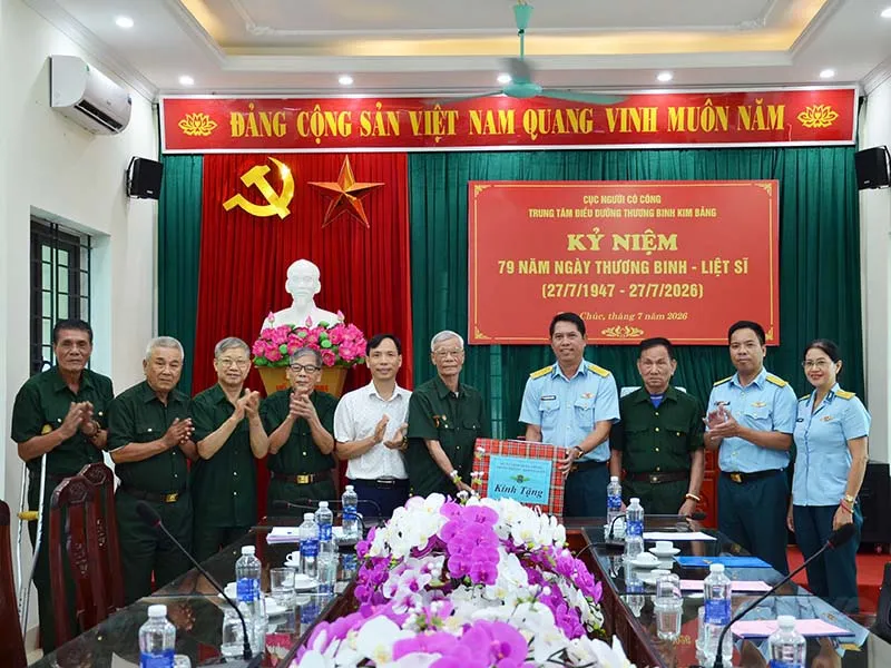 Qu&acirc;n chủng Ph&ograve;ng kh&ocirc;ng - Kh&ocirc;ng qu&acirc;n thăm, tặng qu&agrave; c&aacute;c trung t&acirc;m điều dưỡng thương binh - Ảnh 5.