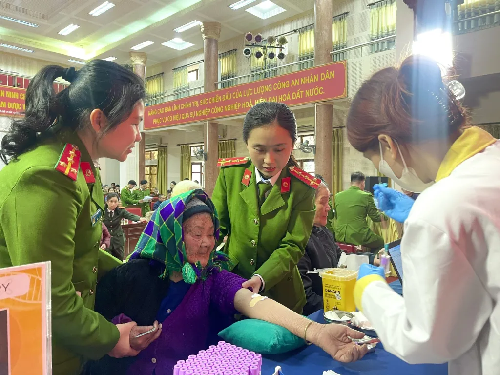 Cao Bằng đẩy mạnh thu nhận mẫu ADN cho thân nhân liệt sĩ chưa xác định danh tính - Ảnh 1.