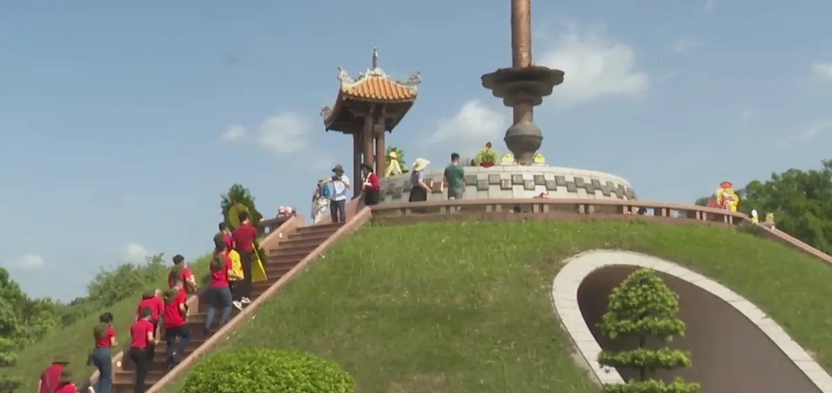 Hành trình về nguồn: Mạch ngầm tri ân và trách nhiệm với hiện tại- Ảnh 1. Hành trình về nguồn: Mạch ngầm tri ân và trách nhiệm với hiện tại- Ảnh 1.