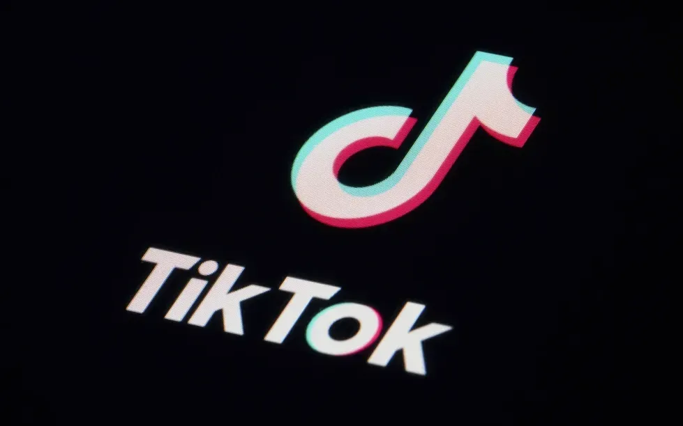 Biểu tượng TikTok trên điện thoại thông minh tại Mỹ. (Ảnh: AP)