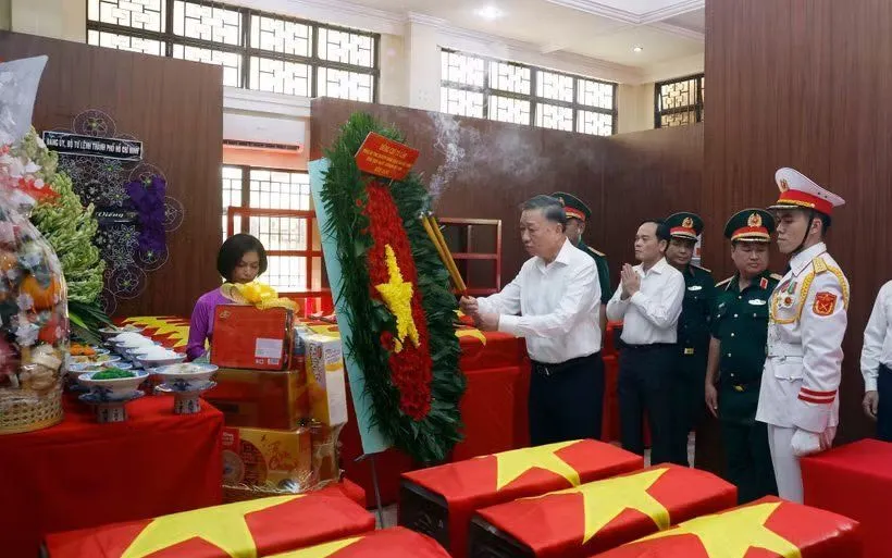 Tổng Bí thư, Chủ tịch nước Tô Lâm dâng hương tưởng niệm, tri ân các Anh hùng liệt sĩ. (Ảnh: Thống Nhất/TTXVN)