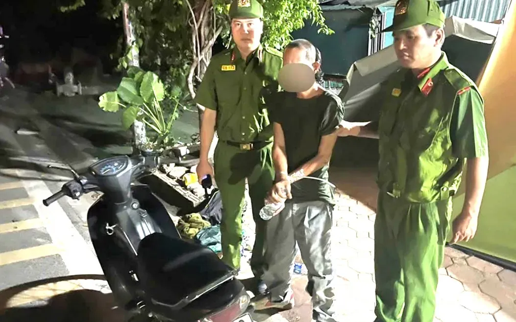 Tổ công tác khống chế, bắt giữ đối tượng trộm cắp xe máy tại phường Hoàng Liệt. Ảnh VOV 