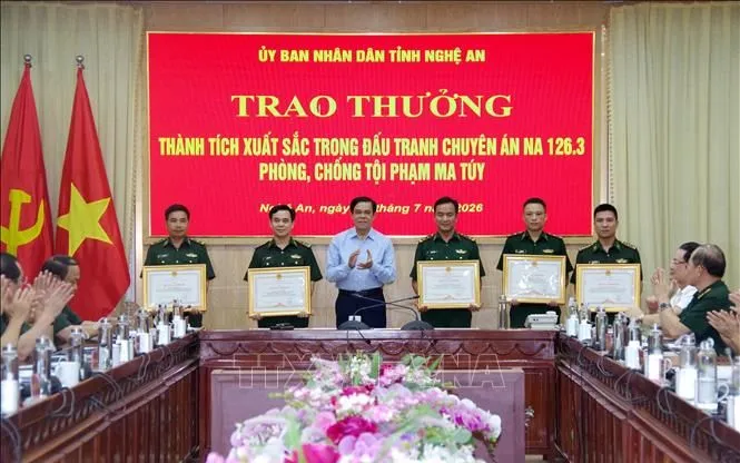 Chủ tịch UBND tỉnh Nghệ An đã tặng Bằng khen của UBND tỉnh cho 5 cá nhân thuộc Ban Chỉ huy Bộ đội Biên phòng Nghệ An vì có thành tích xuất sắc trong đấu tranh phòng, chống tội phạm ma túy.
