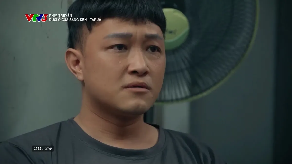 Dưới &ocirc; cửa s&aacute;ng đ&egrave;n - Tập 29: C&oacute; c&ocirc;ng việc mới, Sinh - Diệu 't&igrave;nh cảm' trở lại- Ảnh 8.