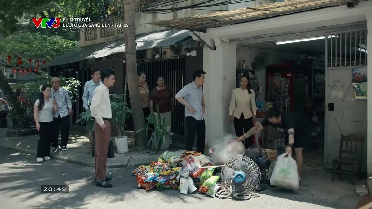 Dưới &ocirc; cửa s&aacute;ng đ&egrave;n - Tập 29: C&oacute; c&ocirc;ng việc mới, Sinh - Diệu 't&igrave;nh cảm' trở lại- Ảnh 10.