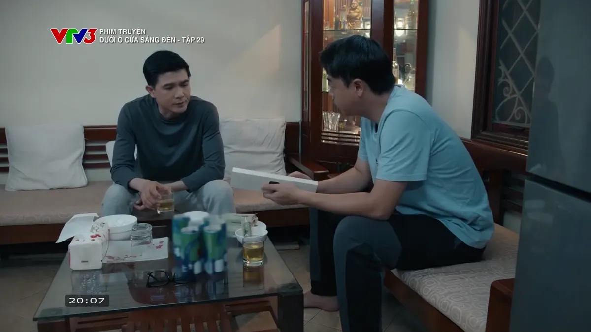 Dưới &ocirc; cửa s&aacute;ng đ&egrave;n - Tập 29: C&oacute; c&ocirc;ng việc mới, Sinh - Diệu 't&igrave;nh cảm' trở lại- Ảnh 1.