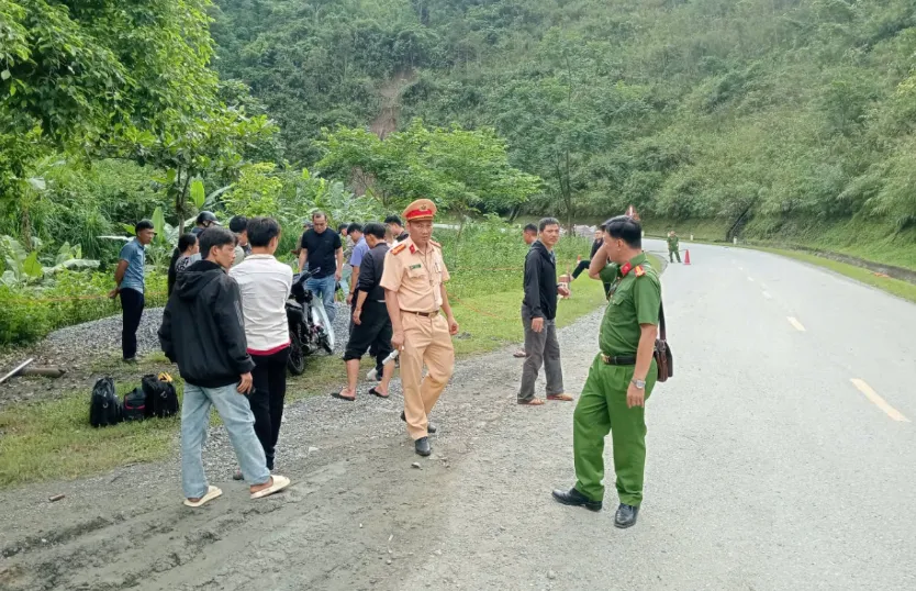Xe máy lao xuống suối trên Quốc lộ 12 ở Điện Biên, 2 người tử vong - Ảnh 2.