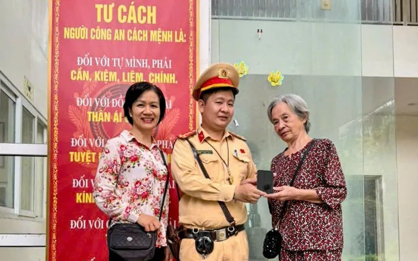 CSGT bàn giao chiếc điện thoại cho chủ sở hữu.